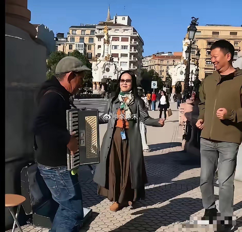 导演秦小宇和赵萧虹在国外跳舞的片段，很难理解，他们为什么在互联网如此发达，信息如