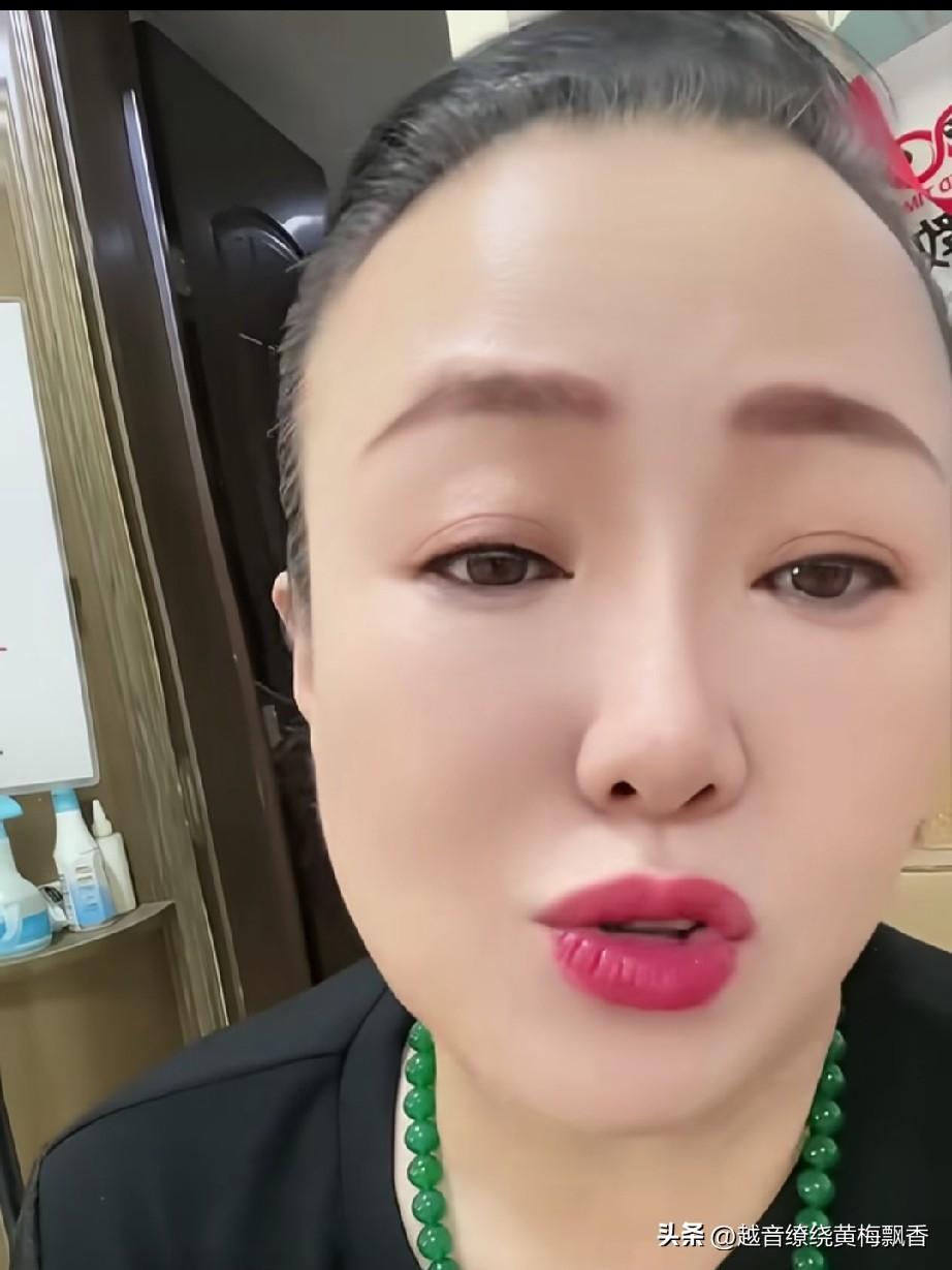 孙丽荣真是一个大喇叭，啥话都搁直播间里说。她说在十二岁以前，她不知道啥叫裤衩子，