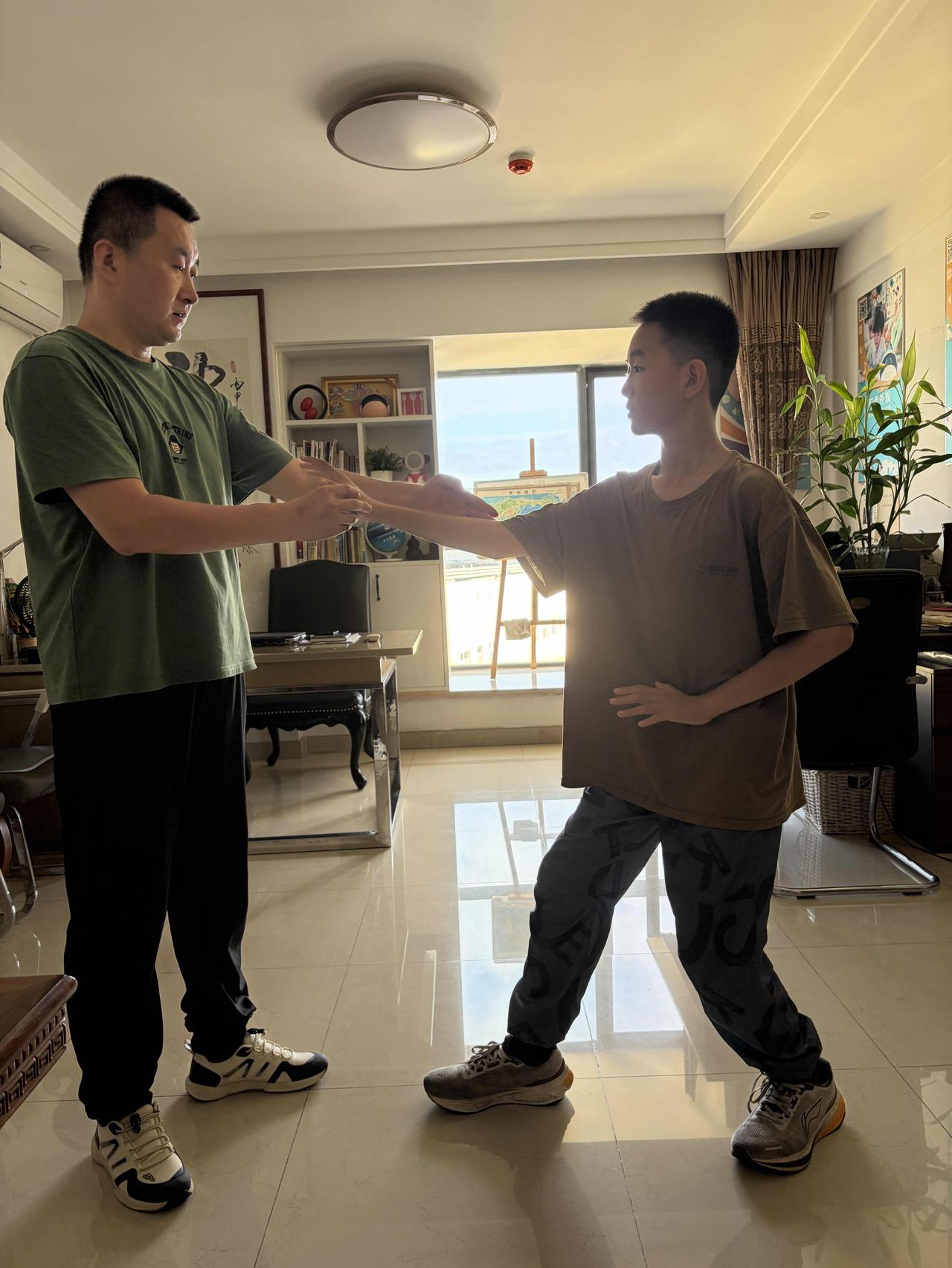 三伏酷暑，少年笃行尚派形意拳传承。作为初中生，课业繁杂容易心性浮躁，尚派拳以三体