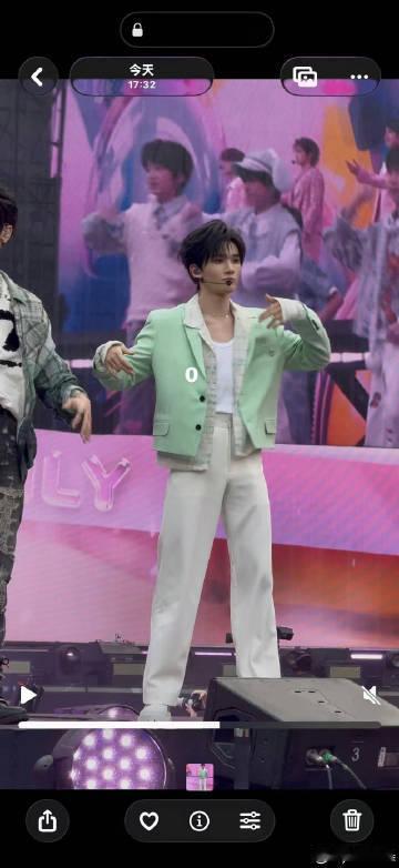 余宇涵新音舞台生图余宇涵的每一张生图都像是特意为他量身定制的，完美的五官搭配他的