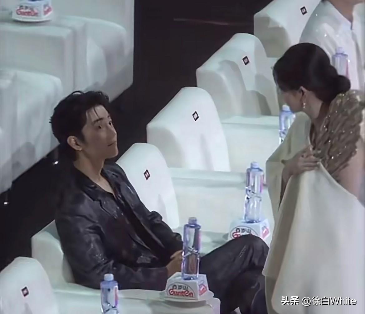 3月11日，我发现肖战对合作女演员打招呼的方式都是挑眉打招呼，动作很小，不抓拍根