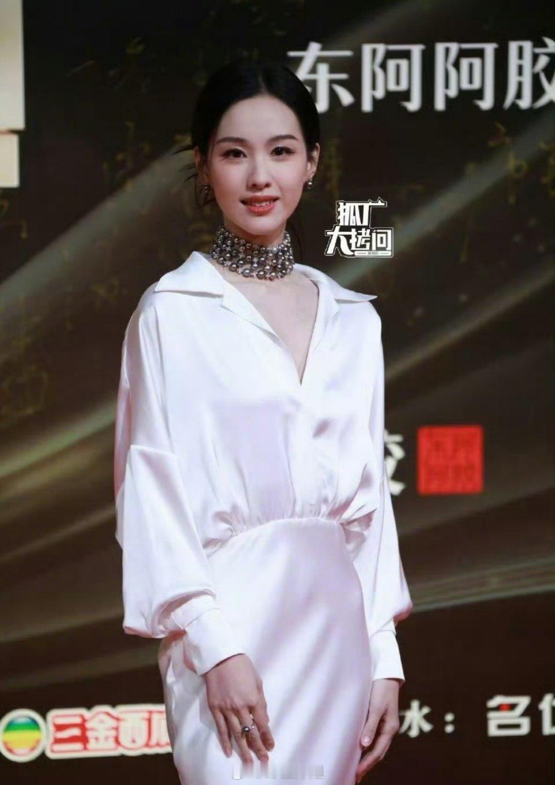 一起来看看国剧盛典上的三位小花陈都灵、沈月、吴宣仪的红毯生图，这三位小花的礼服颜