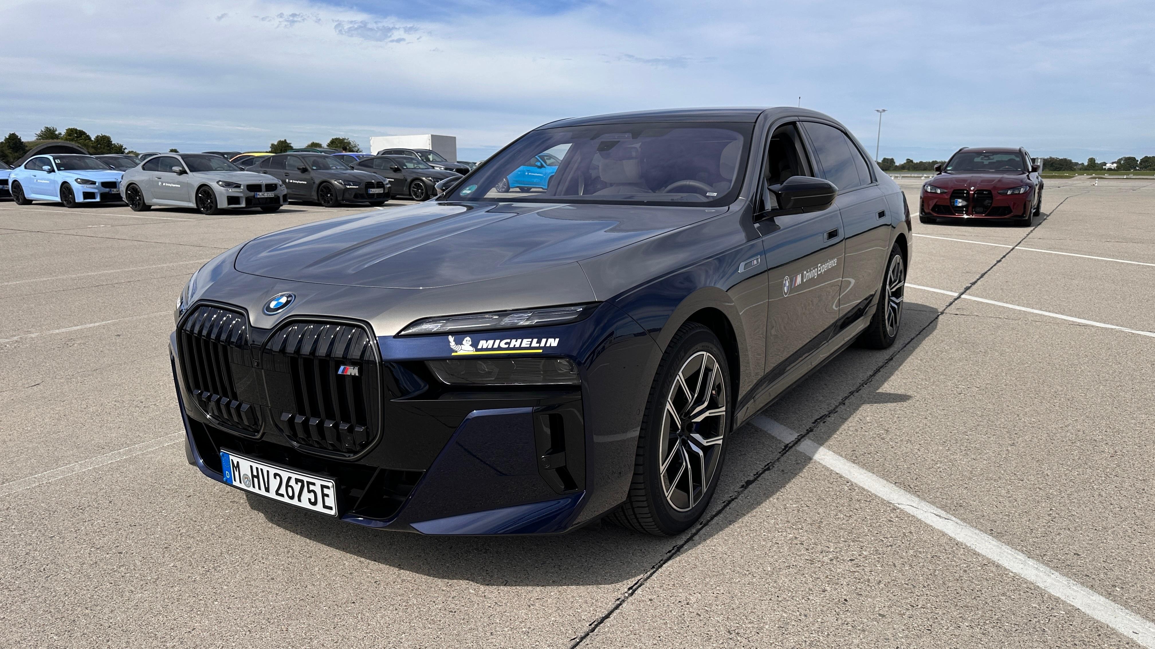 上银下蓝双拼色的i7 M70，很特别。bmwsky[超话]宝马i7  ​​​