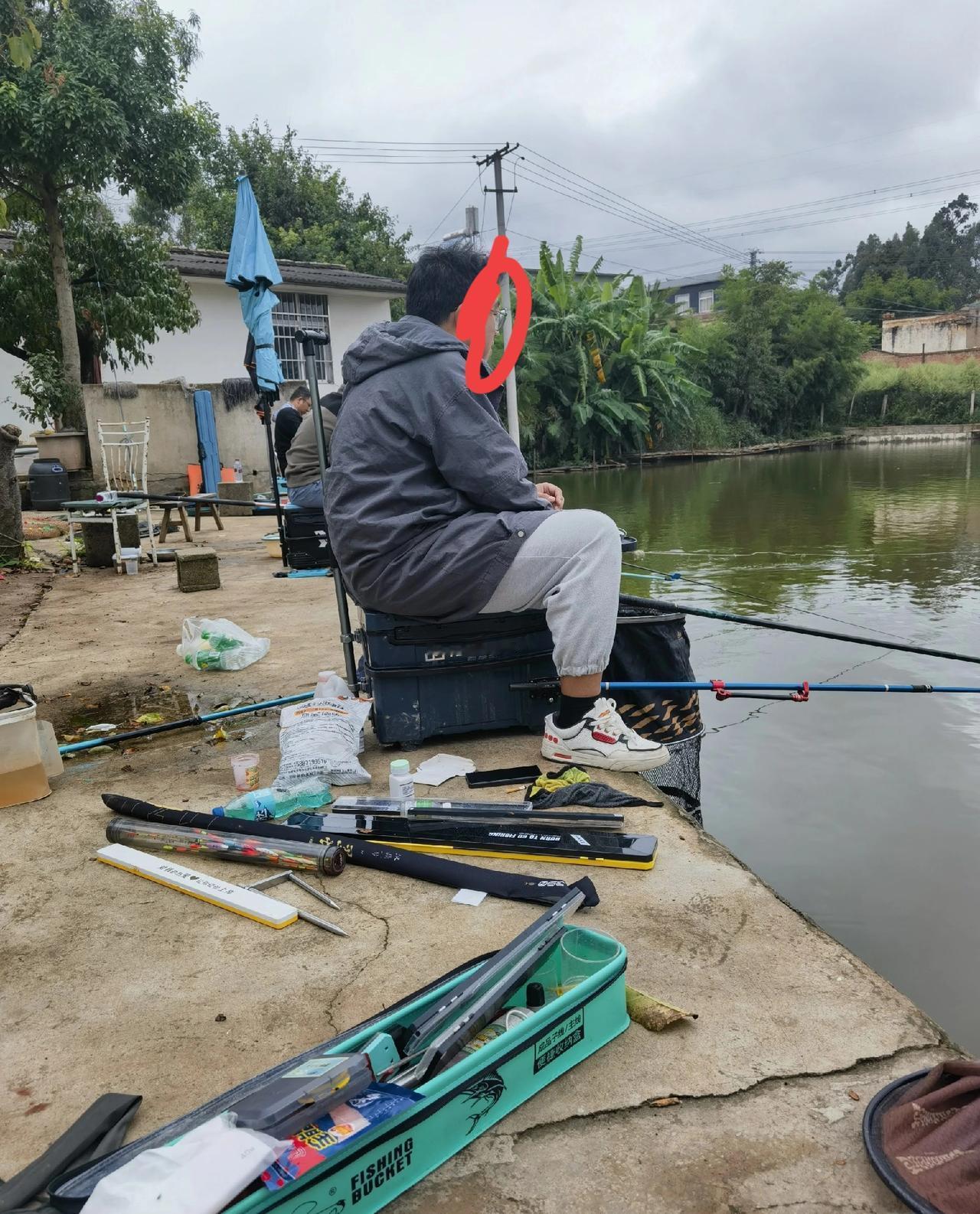 这鱼塘老板是不骗我过来送1000元钓费给他，1000元钓费钓2个小时，回鱼10元