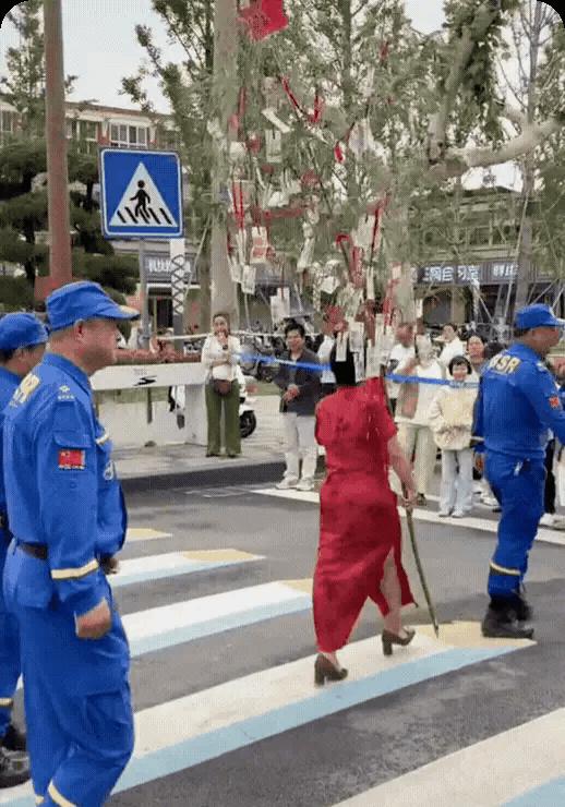 攒了18年的洋相，终于在孩子最重要的时刻出完了！孩子们在里面考试，外头有些家长倒