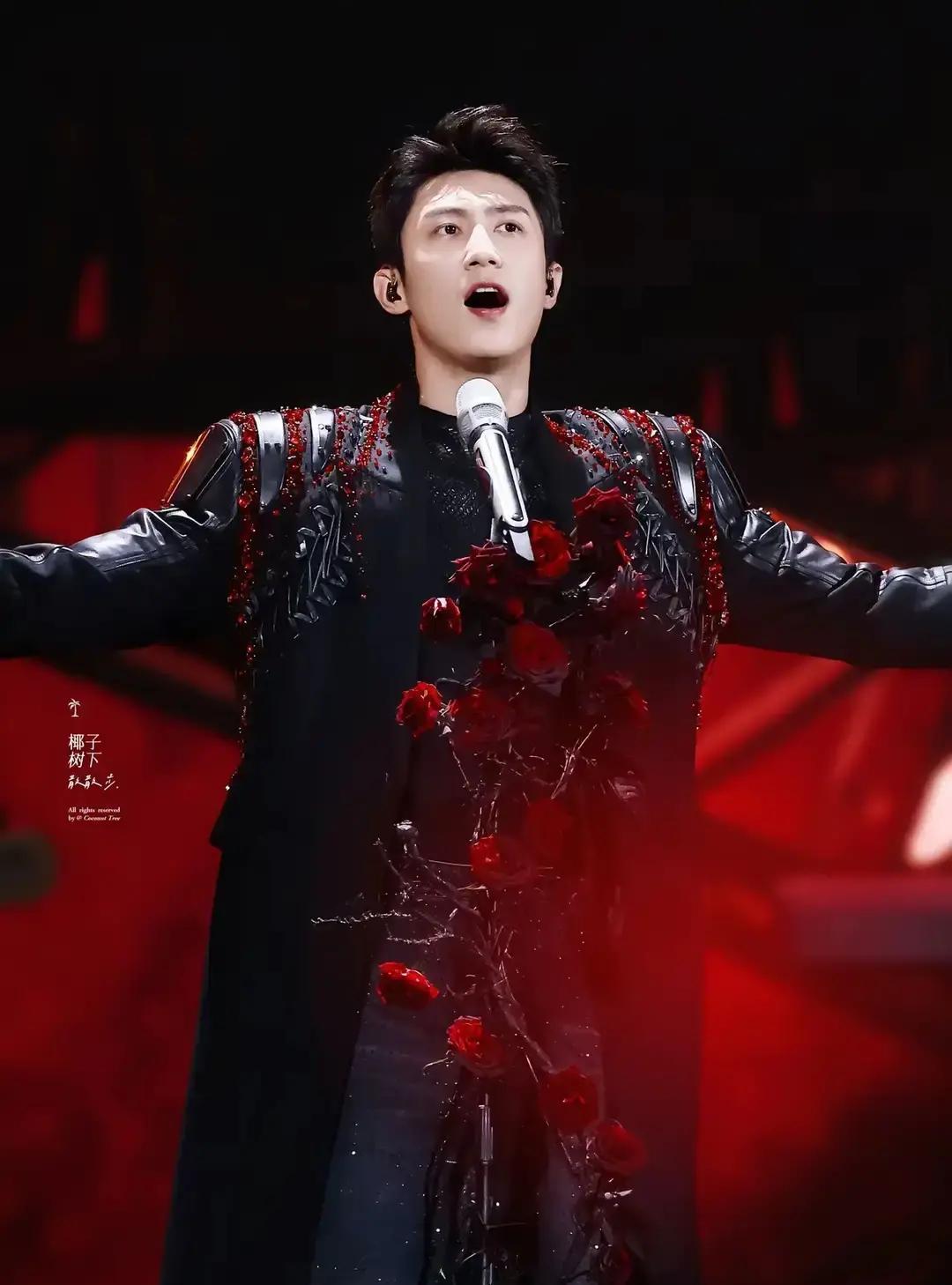 耳石症突袭，黄景瑜差点倒在台上
 
他刚走进湖南台演播厅，左侧头皮一麻，天旋地转