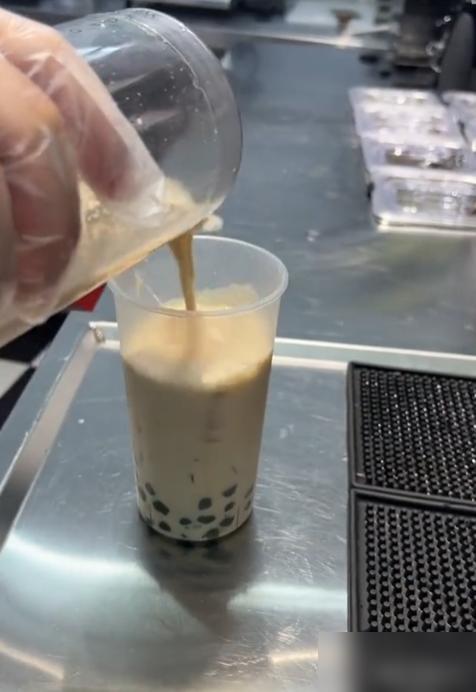 儿子暑假去蜜雪冰城打工，回来跟我说：妈，他们饮料随便喝，但必须自带杯子。

我当
