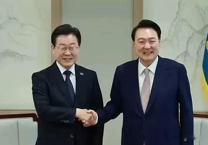 当年李在明绝食后，尹锡悦跟他握手还是很不屑，可以看得出来，李在明很主动的紧握。倒
