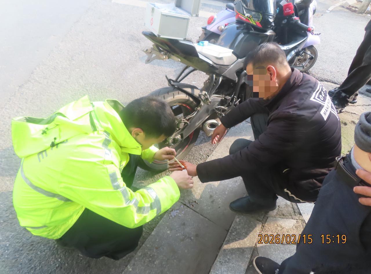 【这一幕，真暖！】2月15日，衡阳市蒸湘南路与雁城路口发生一起两电动车刮擦事故，