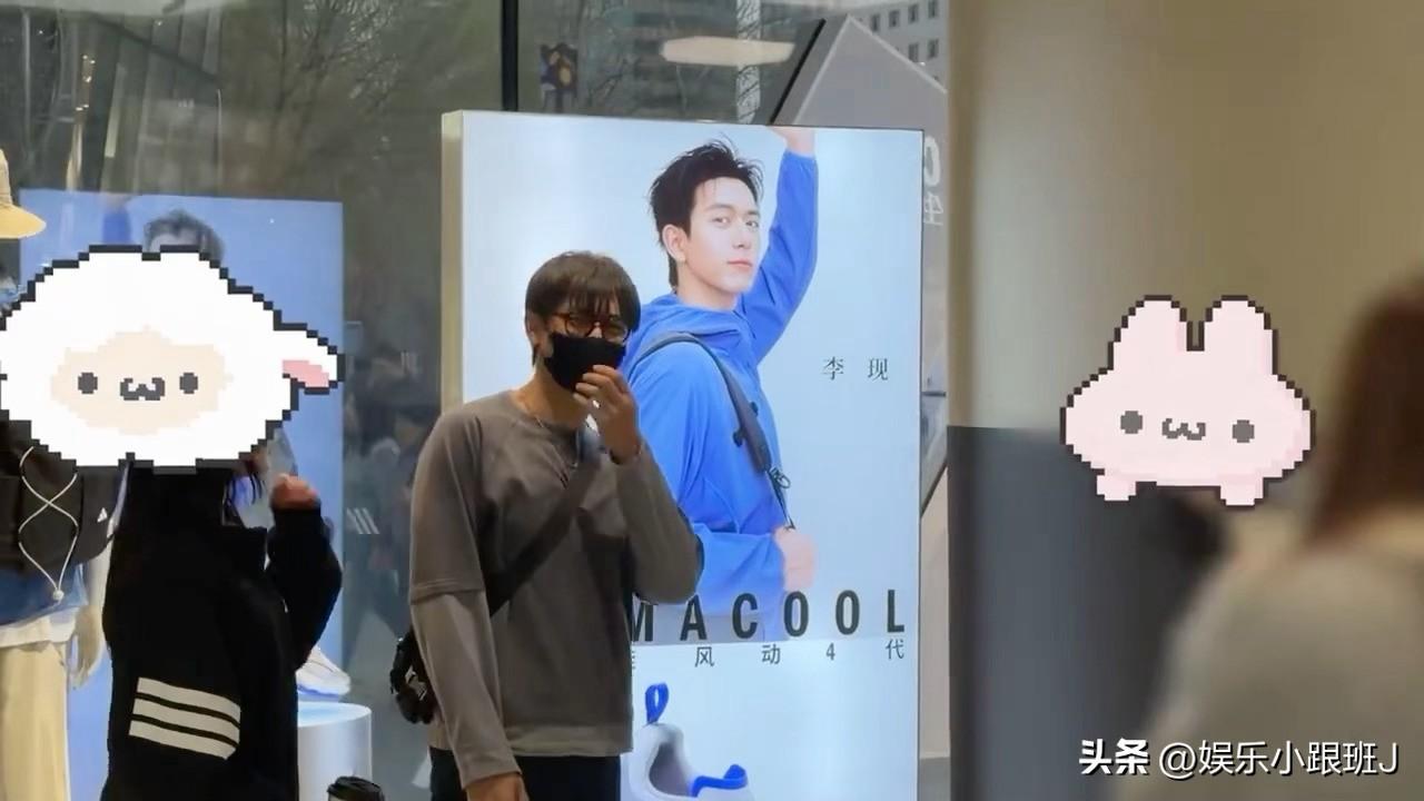 偶像剧也不敢这么拍李现主动跟打卡的粉丝合影