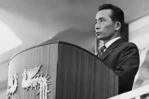 1966年朴正熙访问台湾，80岁高龄的蒋介石亲自到机场迎接，此时的朴正熙才49岁