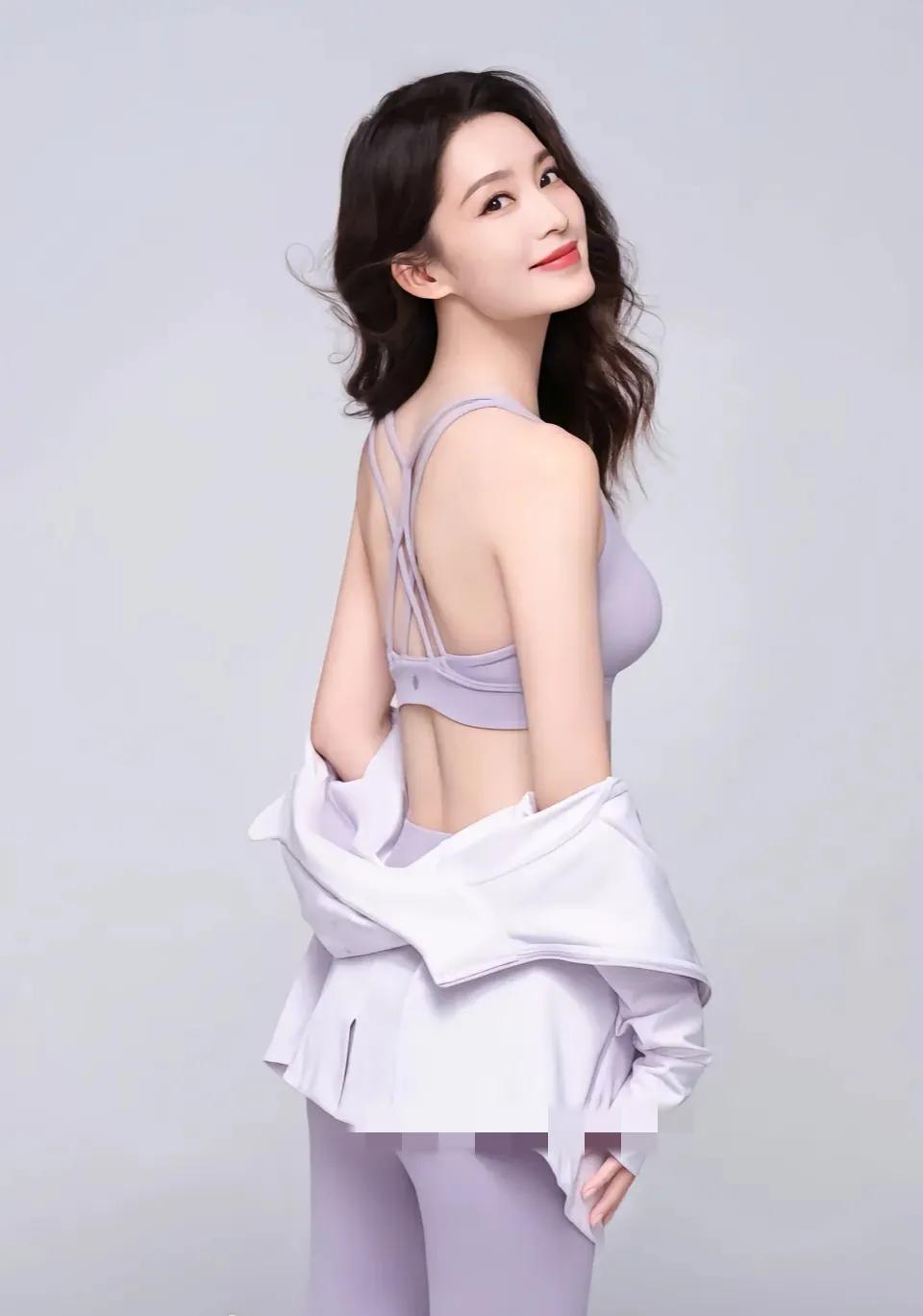 李沁，中国内地影视女演员，出生于  1993  年  1  月  1  日，毕业