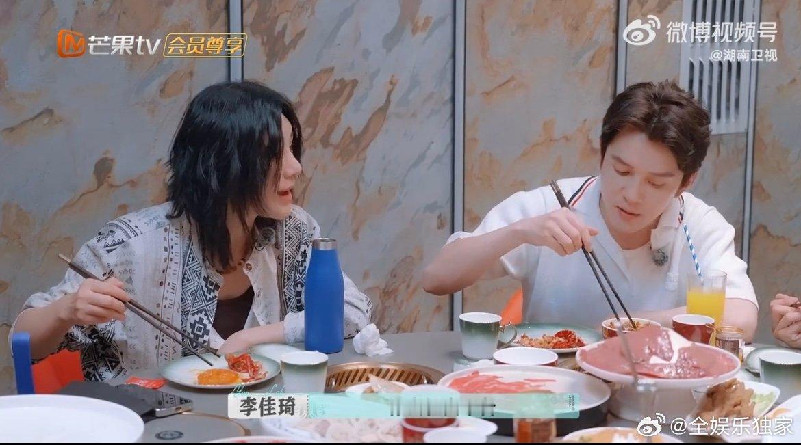 尚雯婕菜刀炒菜第一人尚雯婕其实是厨房黑洞吧 尚姐的厨房名场面必须封神！拿菜刀炒菜