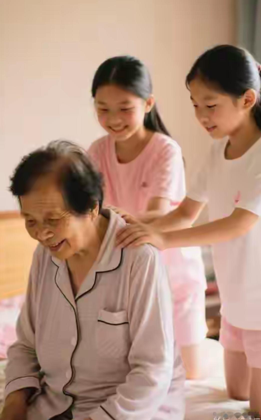 6岁时，亲生父母为了再生一个儿子，竟把我送给了舅舅，后来我考上大学，舅妈为我办的