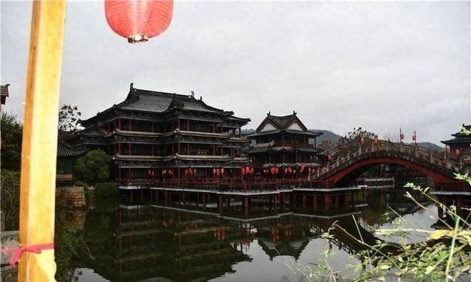 第一财经：曾经热闹非凡的横店，从遍地短剧剧组的“竖店”，变得冷清空旷，方圆十几米