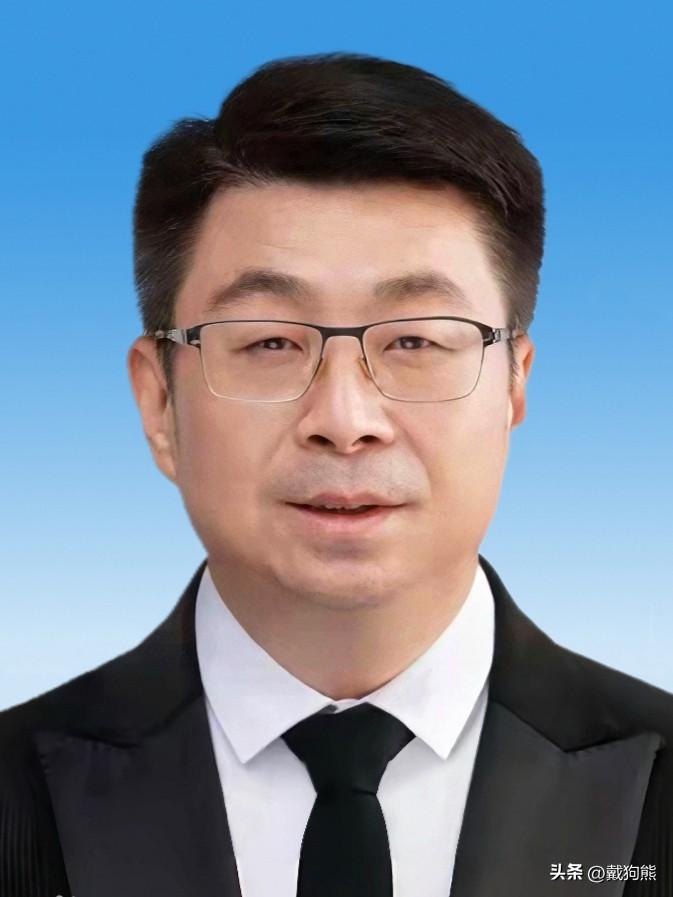 这是贠笑冬，男，汉族，1965年9月出生，陕西大荔人，大学本科学历，人长的五官端