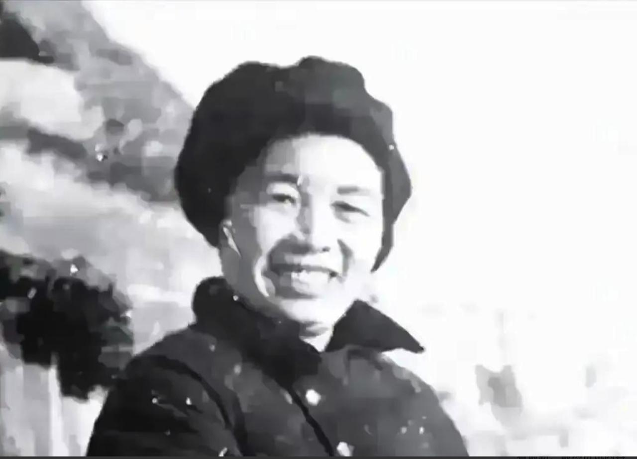 1937年，张琴秋被俘。军官跳下炕，绕她转了两圈，忽然凑近：“听说你们共产党有个