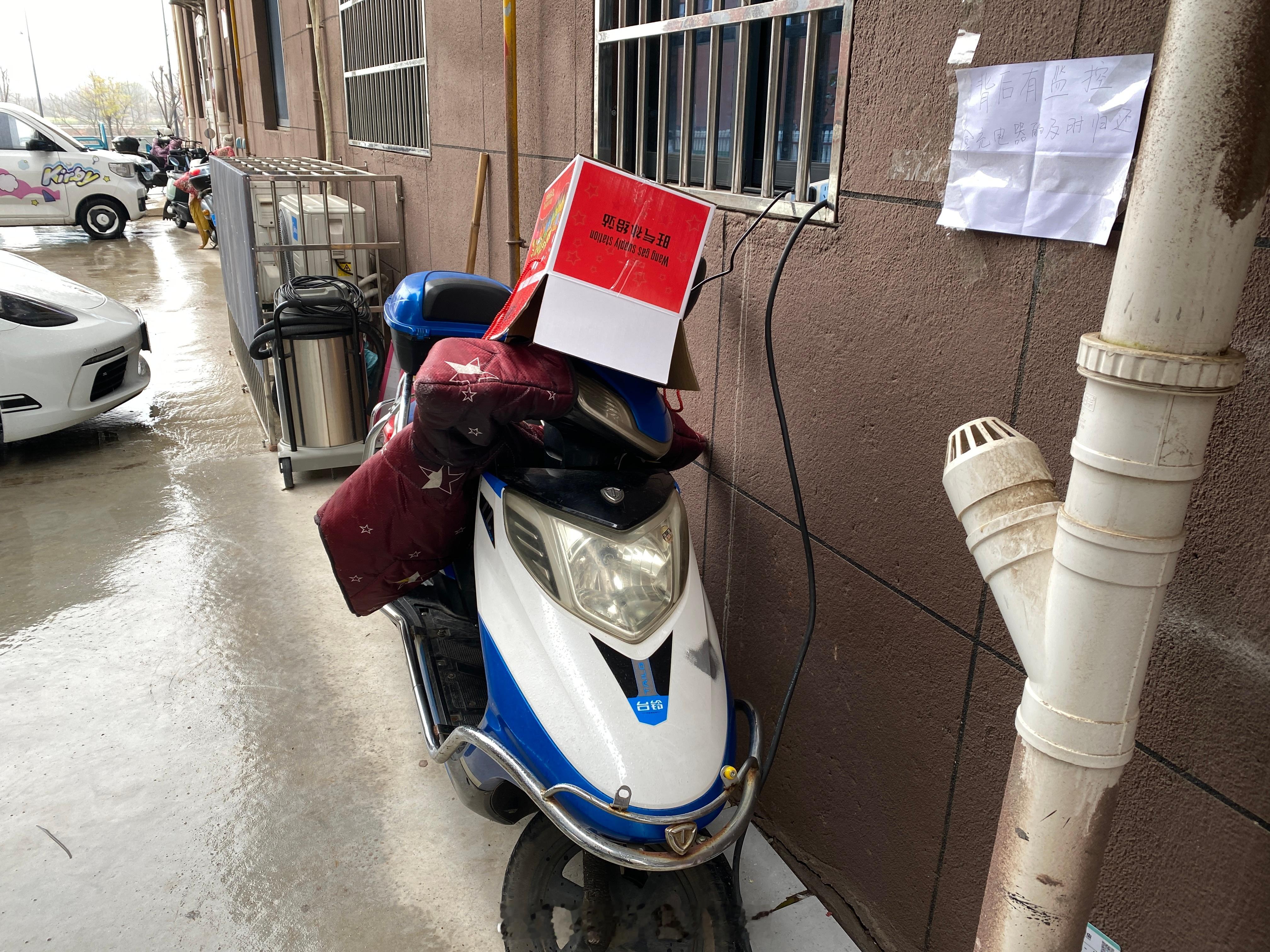 现在竟然还有人偷电动车充电器的