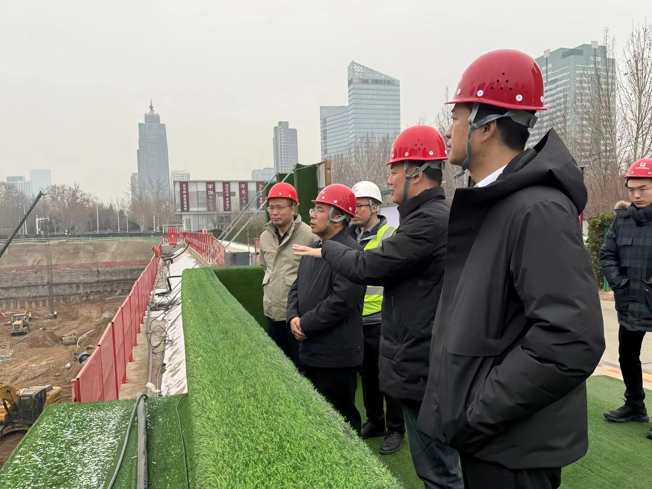 住建快讯一
2月21日，市政府国资委党委书记、主任苏军献一行到住建集团实施的城发