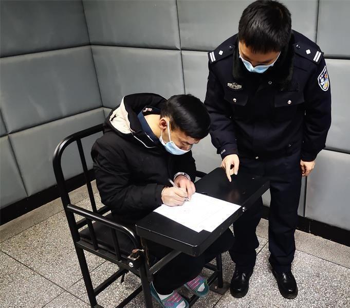 辅警不能单独为嫌疑人做笔录。

依据法律规定，辅警没有独立执法权，需在正式民警的