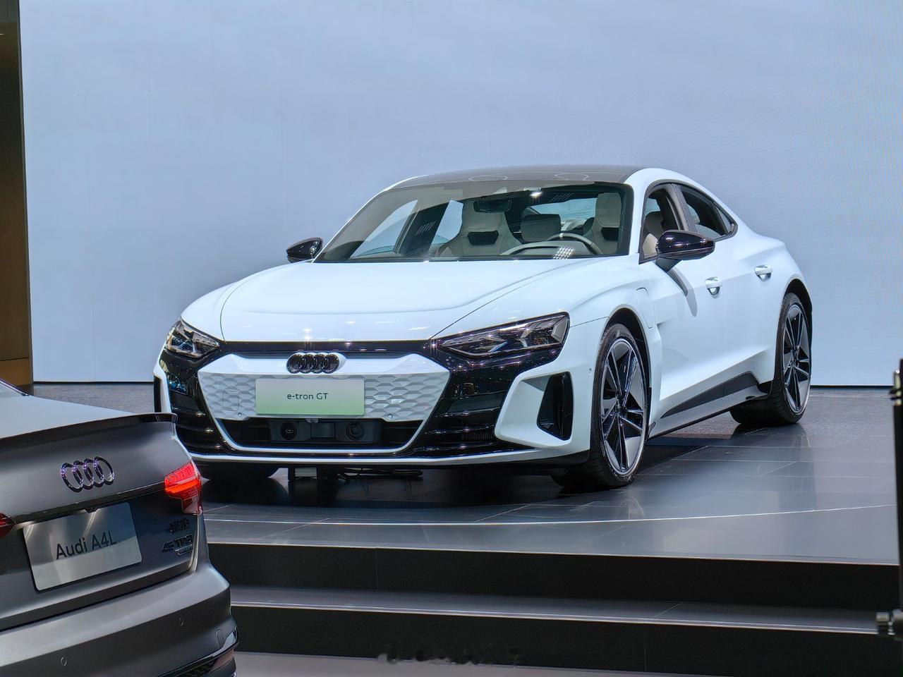 奥迪 e-tron GT 外观真帅。

但 内饰真不咋地。[裂开]
