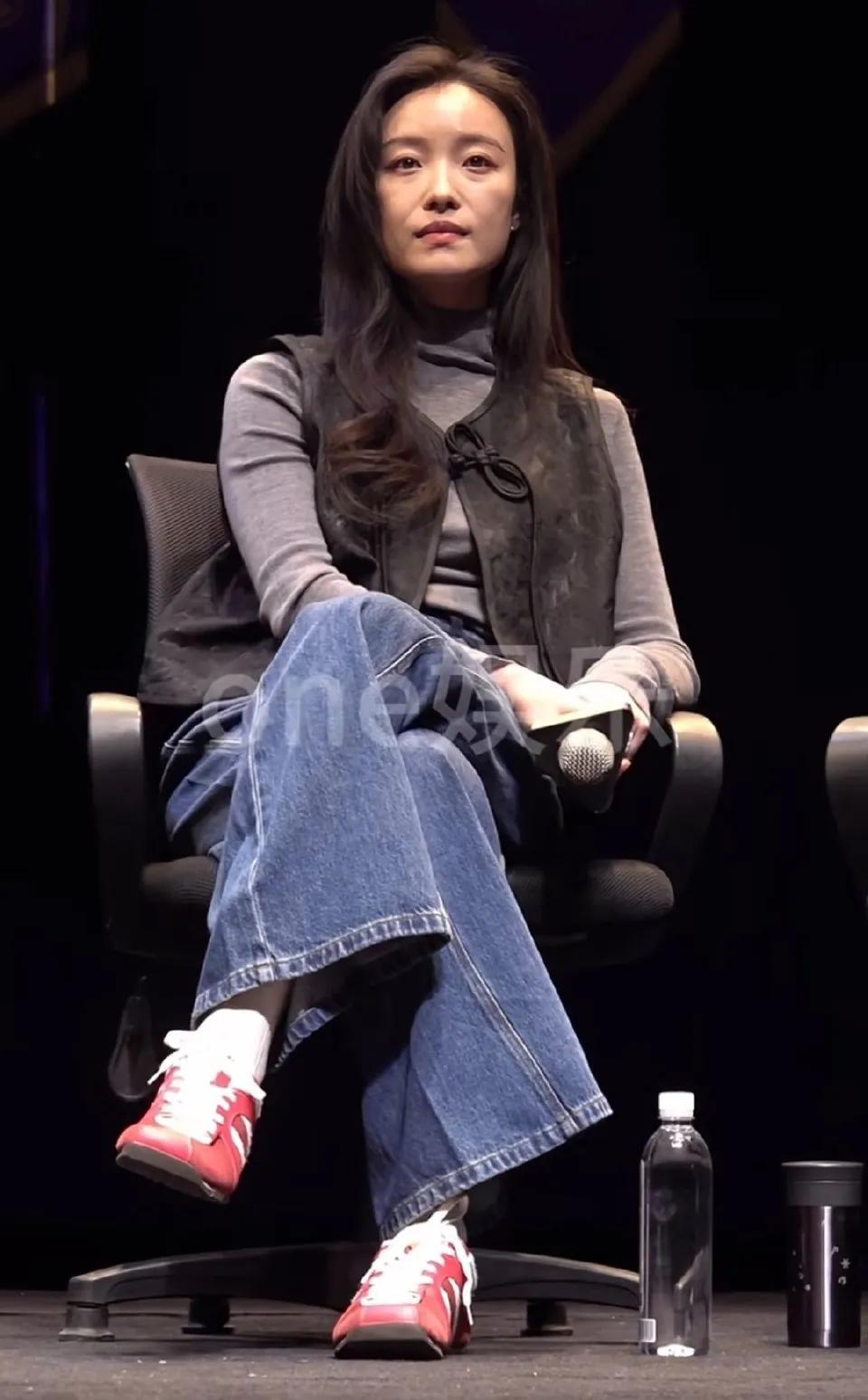 倪妮的生图，原来女明星也会有法令纹的问题，不过除了法令纹，皮肤状态还是很好的，而