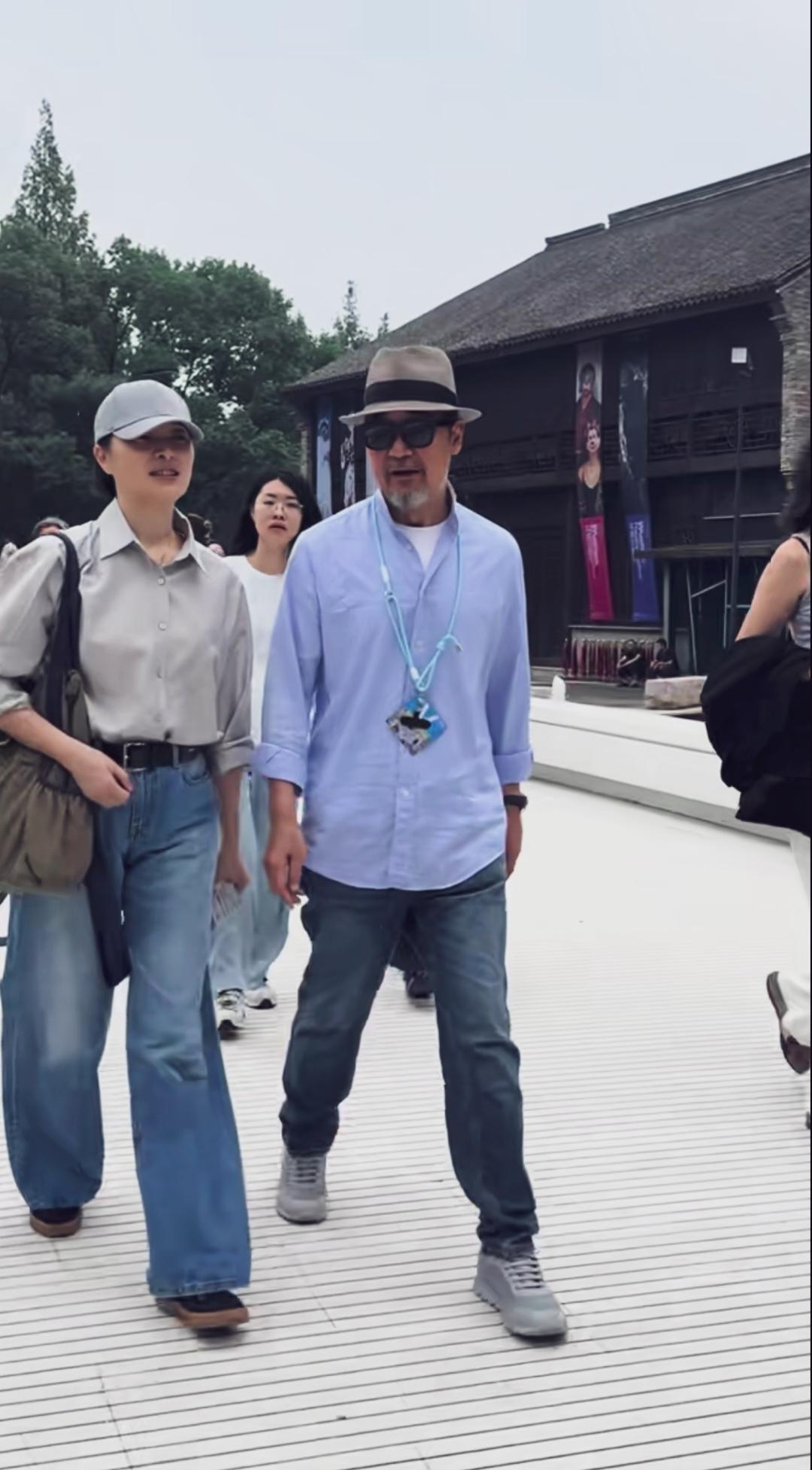 吴越老师和张国立老师都是我喜欢的表演艺术家。
吴越身材高挑挺拔，衬衣配牛仔裤，皮