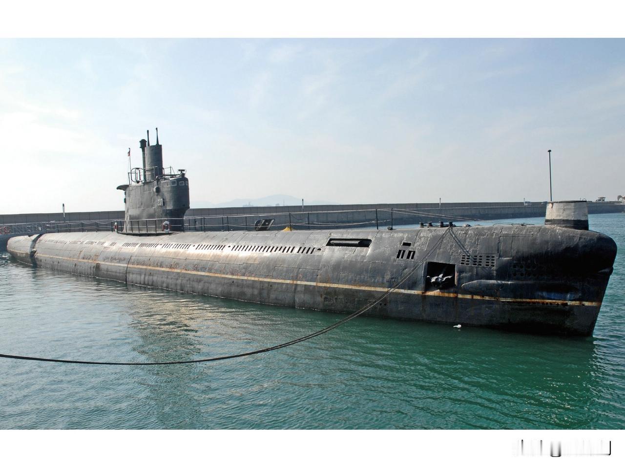 20世纪60年代，中国在苏联R级潜艇基础上成功仿制出033型常规潜艇。它长76.