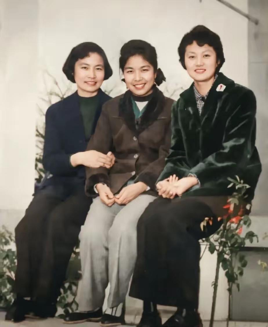 60年代初，聂力、陶斯亮、叶向真，相聚在一起的合影。她们都是红色后代，早年一同在