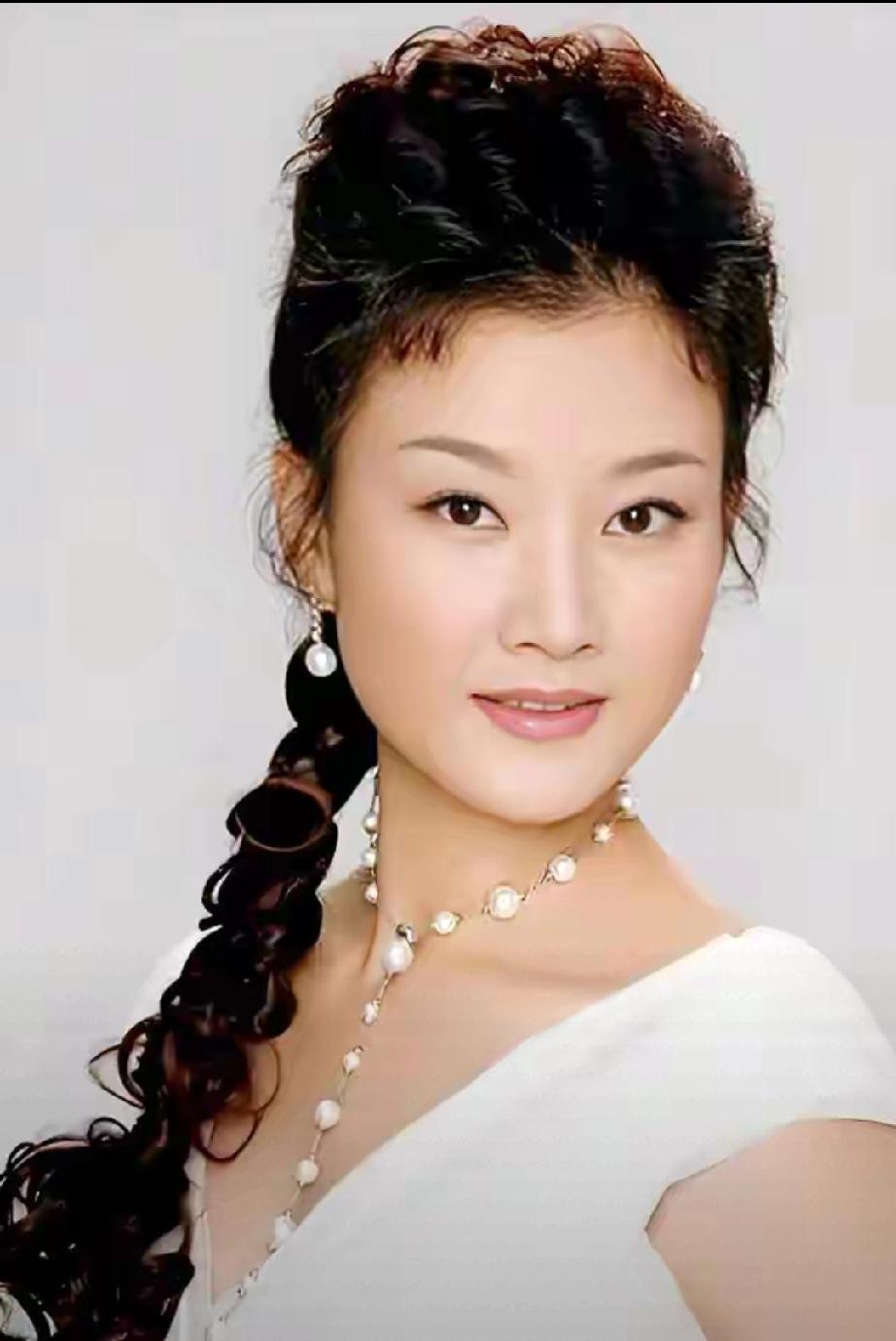 60岁宋祖英素颜显老态！低调隐退，同母异父妹妹竟是知名演员
 
60岁宋祖英近照