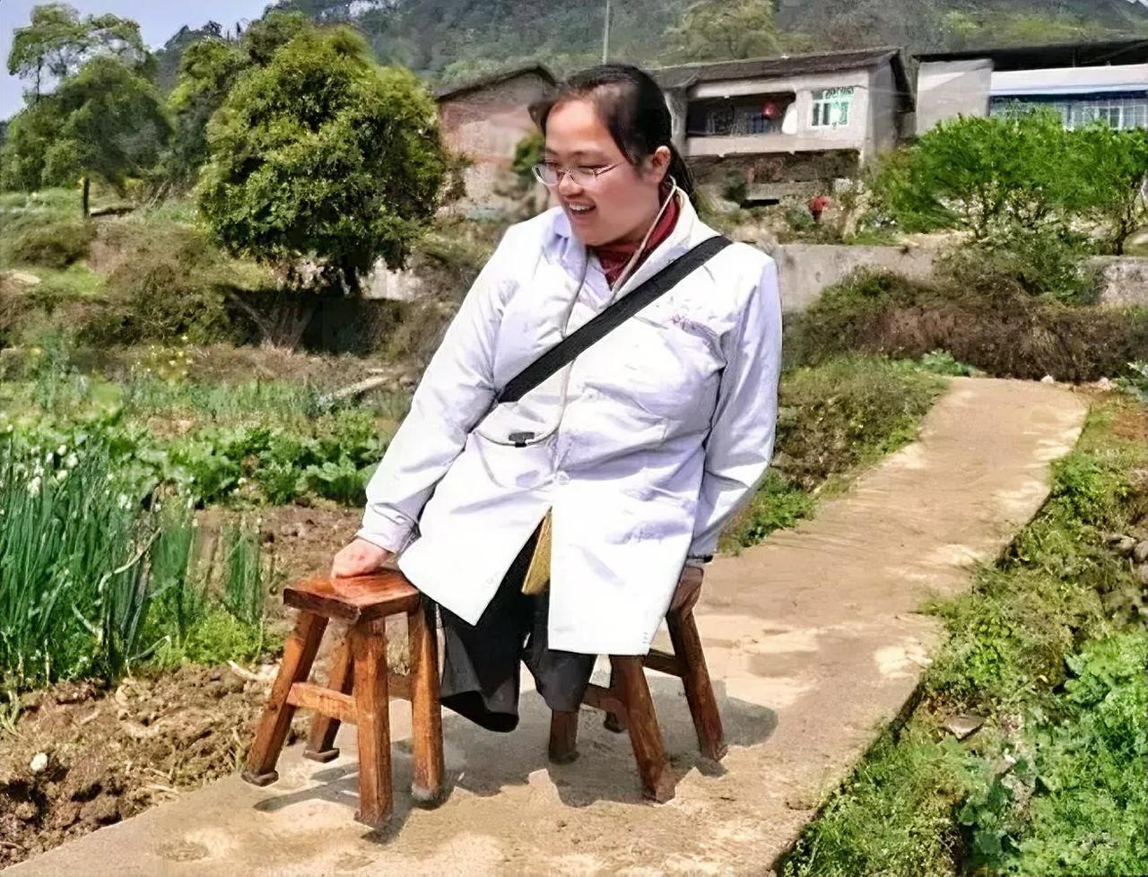 李菊红，一位失去双腿的乡村医生，因为靠着板凳行走，她也被称为板凳村医。凭借着板凳