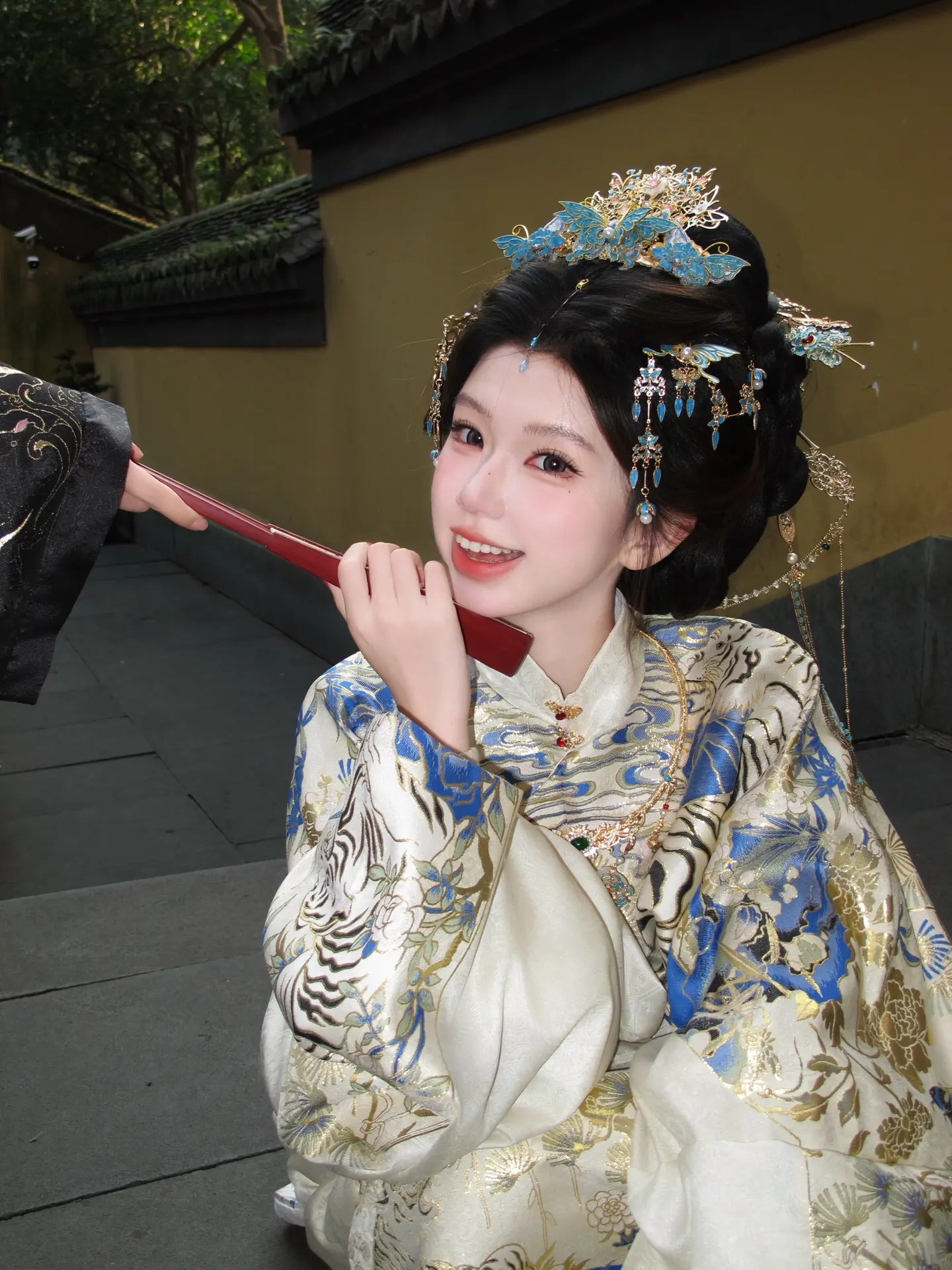 琴瑟指尖轻弹 燕子檐下呢喃。