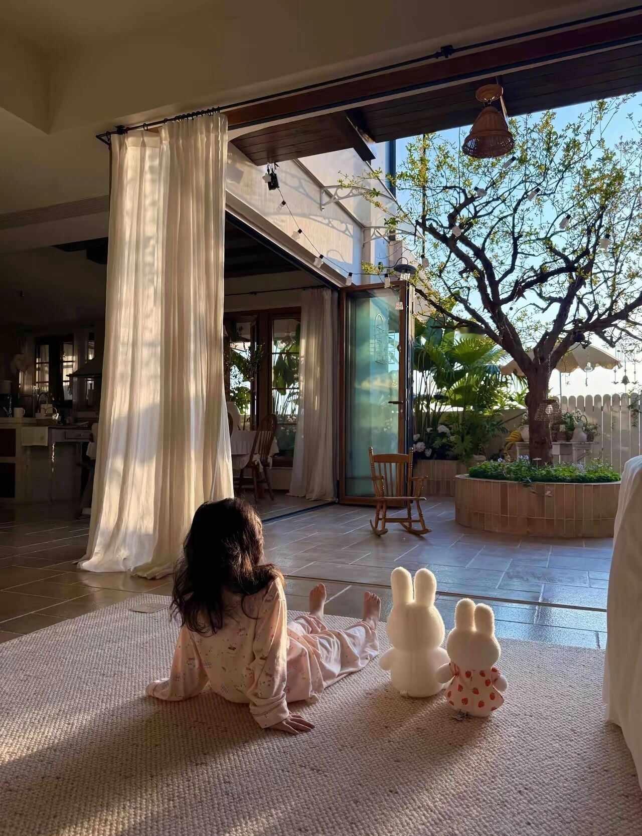 光影树影间，寻回松弛与心安
总在喧嚣的城市里步履匆匆，被快节奏的生活推着向前，被