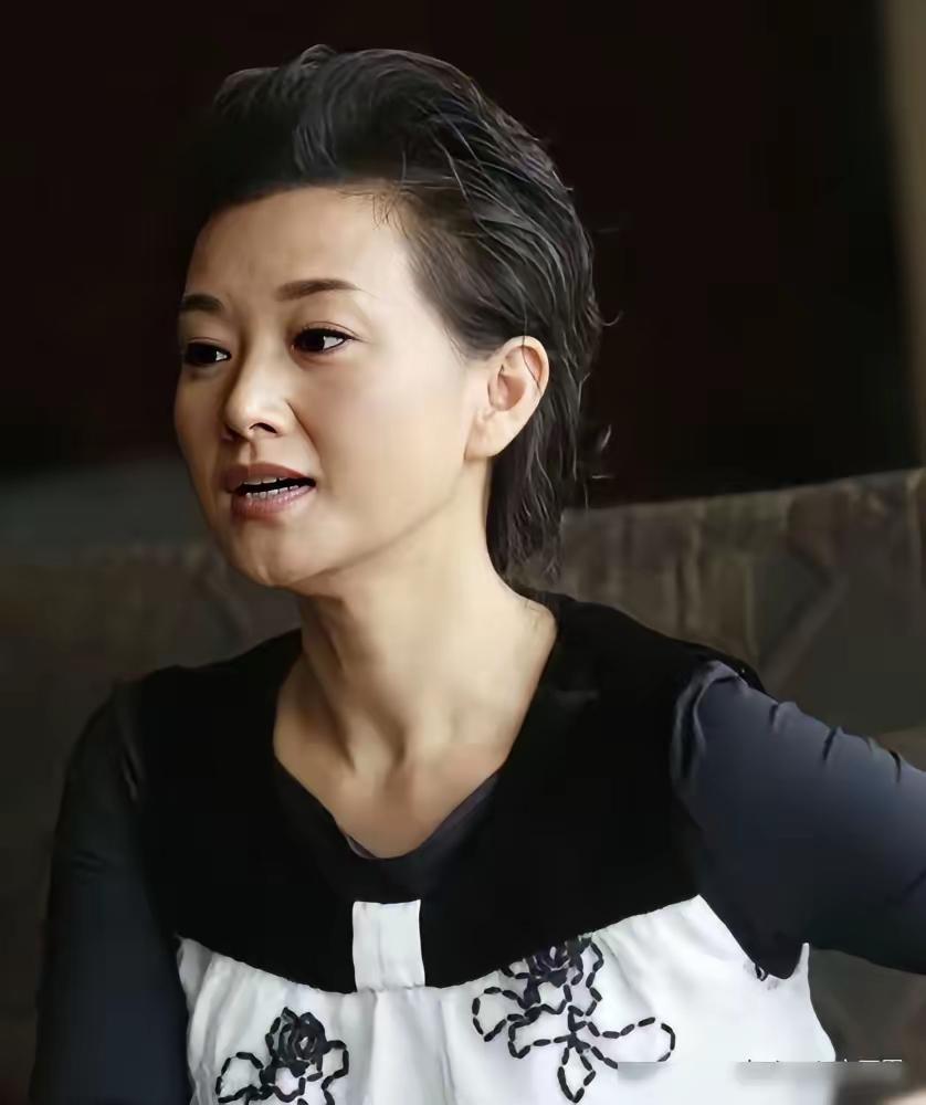 她是真正牛过的人！​
现在她蓝白上衣，短发利落，坐在家宴里跟普通人没两样。没有红