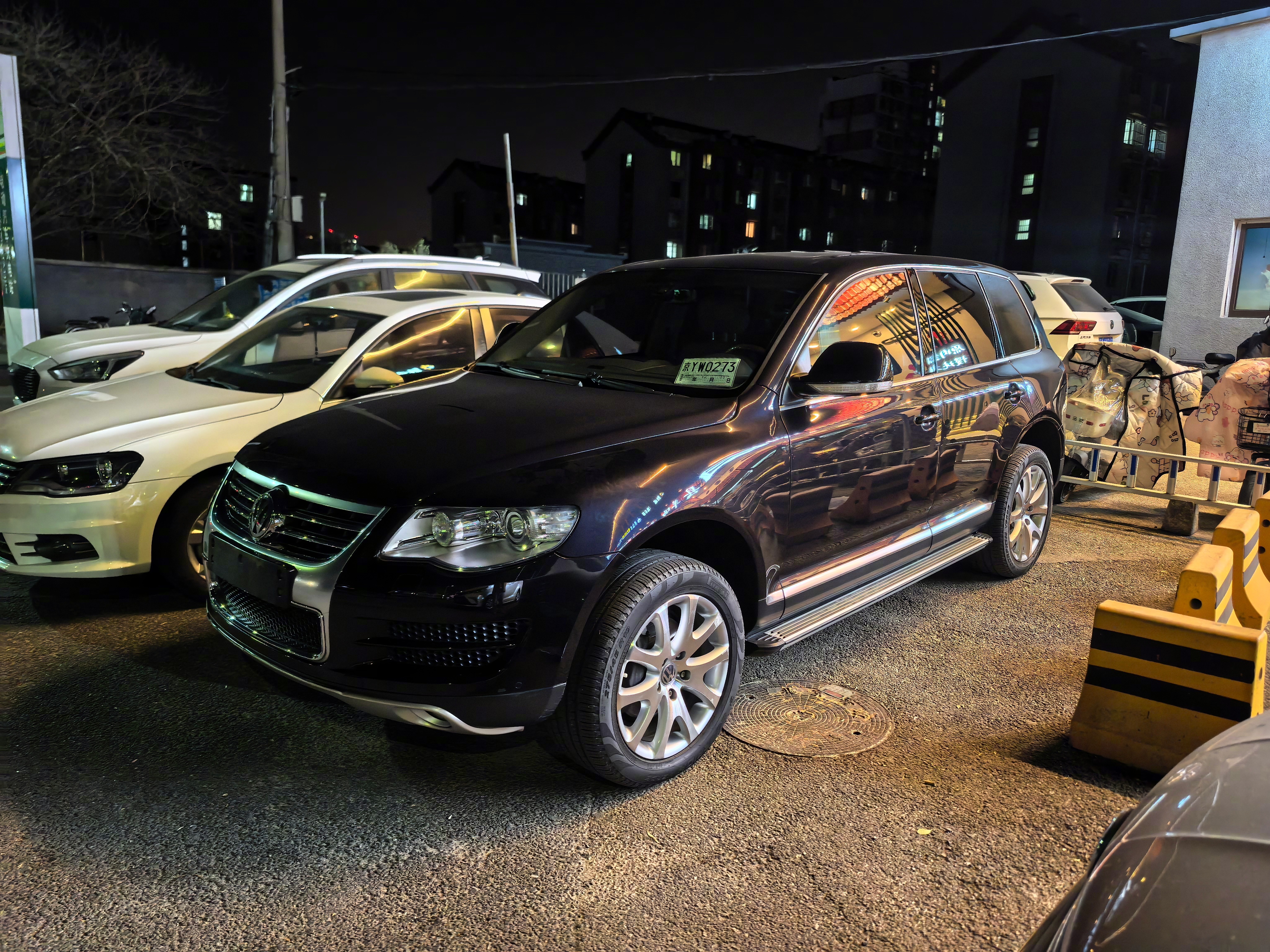 路上看到一辆老途锐。刚过完户，整车明显刚收拾好，漆面重新喷，特别整的老途锐V8。