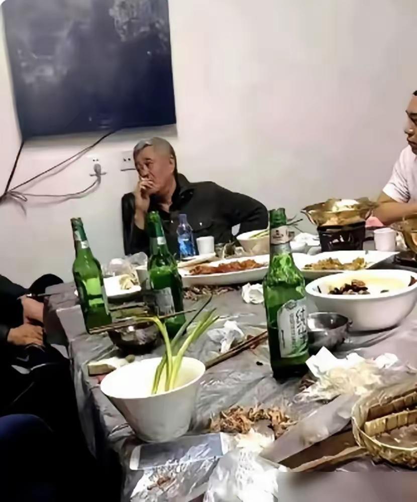 赵本山2026年的真实近况
1.事业:彻底隐退，不再复出。
他已经全面退出演艺工