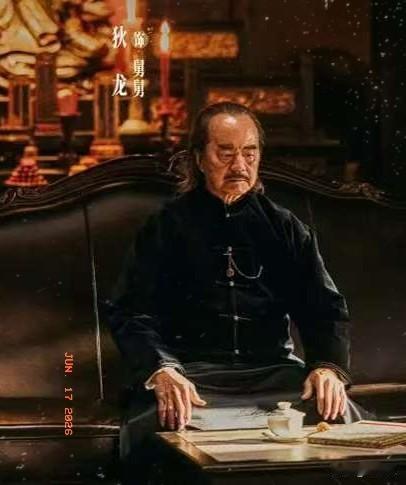我有一种强烈的预感。

狄龙之所以会出演王宝强的电影。

不是王宝强给他的出演片
