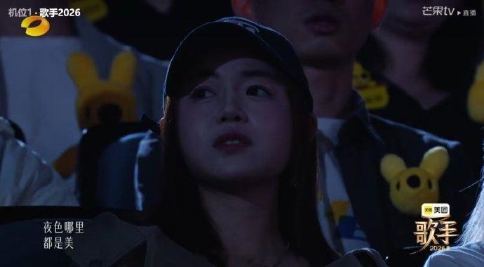 陈妍希一晚上亮相两档芒果综艺 啊，《雪崩》才知道啊陈妍希昨晚去了歌手现场，昨晚她