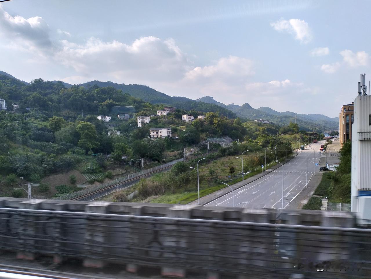 乘坐重庆市郊轨道江跳线（江津到跳磴）列车接近石林寺的时候所拍，这是跨过小西铁路（