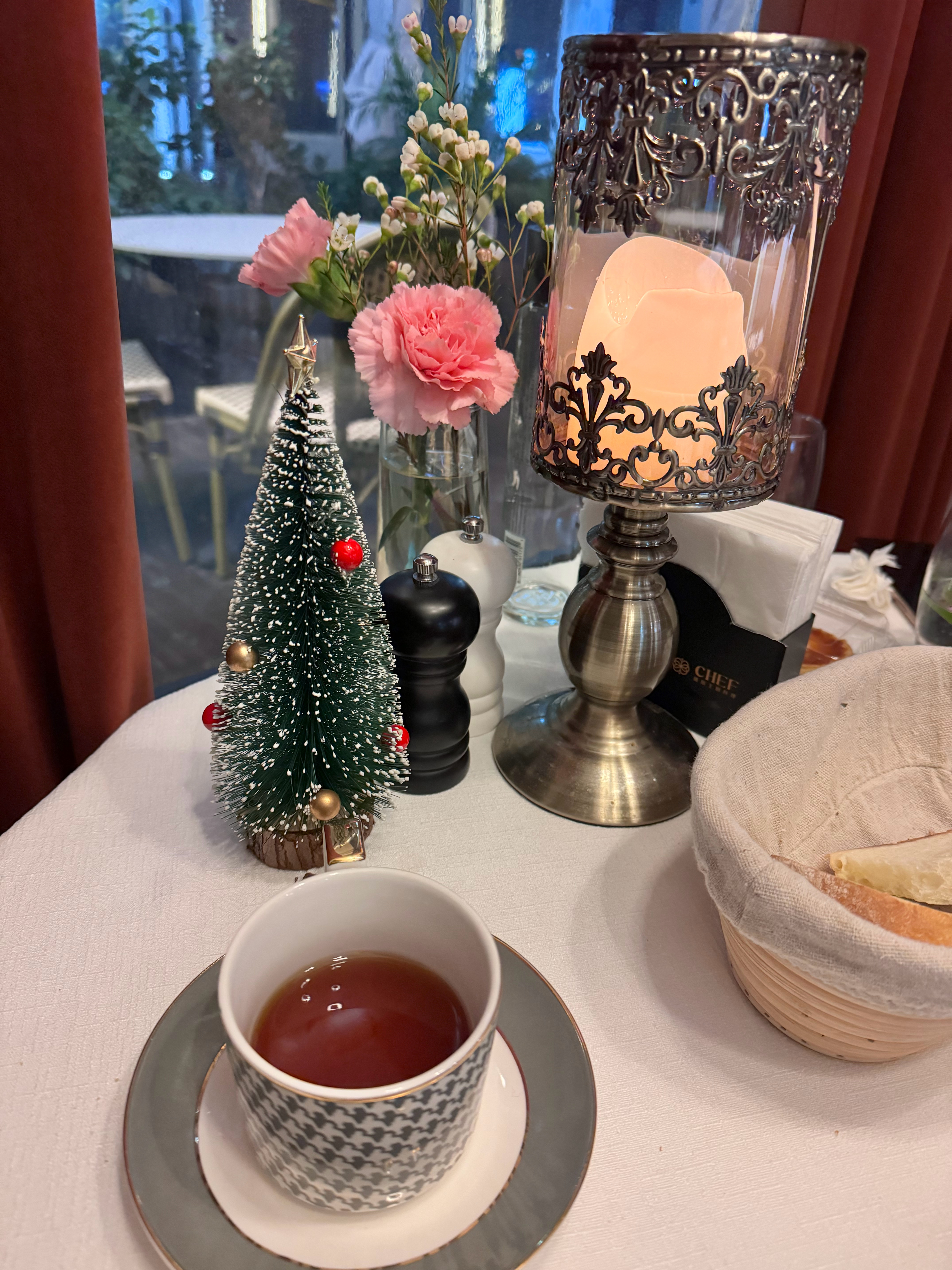 本来七点多吃饭就饿，八点多了还在前菜[兔子]妈的面包和水都给我干饱了，吃西餐就烦