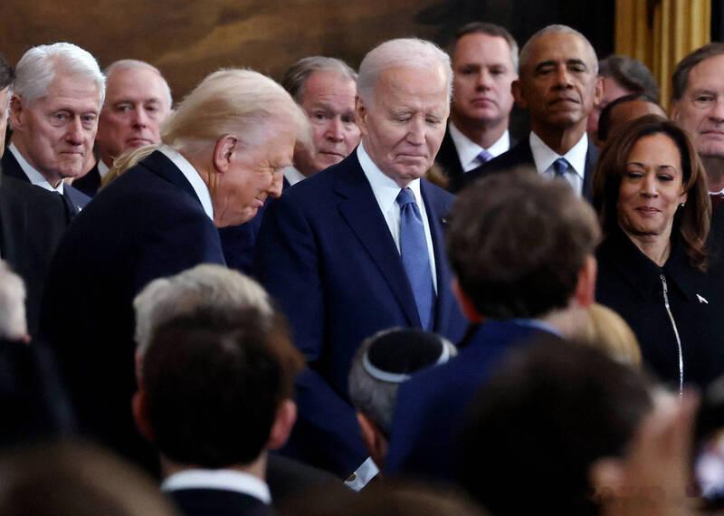 特朗普称“前总统”私下支持打击伊朗 媒体猜测或为克林顿海外新鲜事美以伊冲突中东现