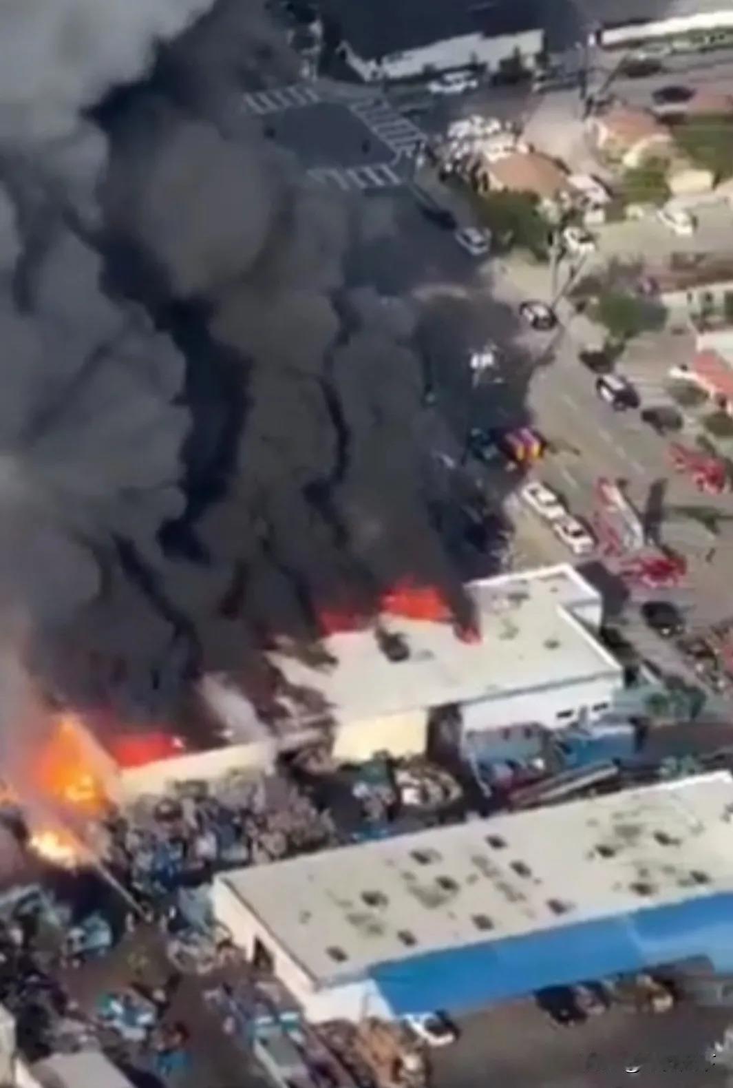 在伊朗真实承诺-4第54轮导弹打击之后，以色列特拉维夫发生多起火灾，精准打击警察