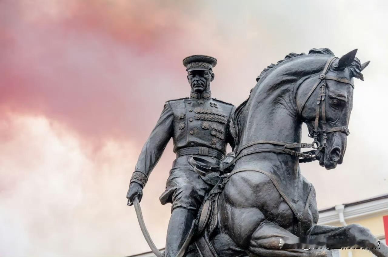 正如此前承诺，俄罗斯联邦军事历史协会在戈梅利市竖立了一座康斯坦丁·罗科索夫斯基元