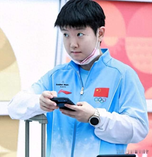 孙颖莎摘下口罩笑了，国乒的亚运村却在一艘船上？