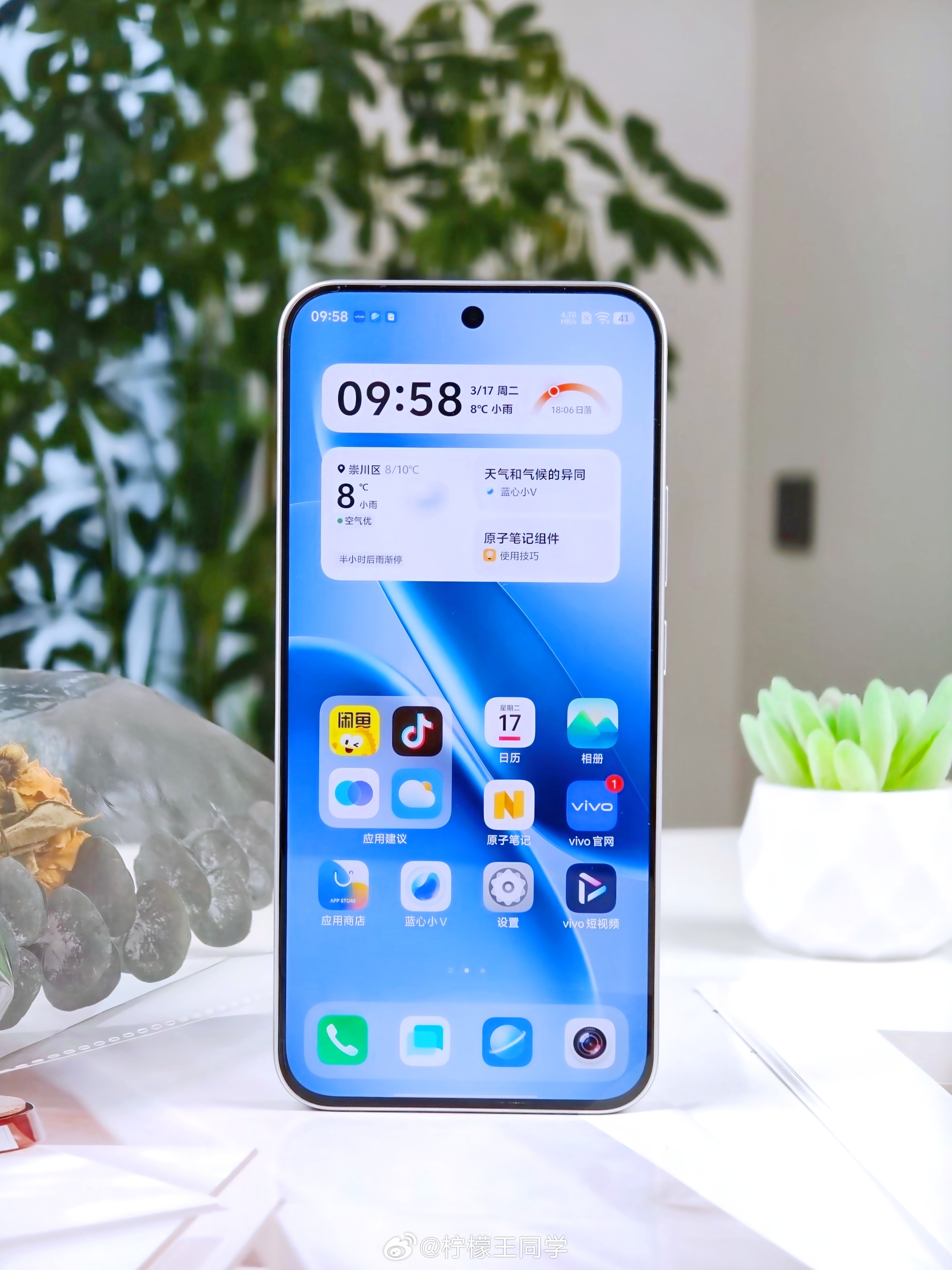 iQOO Z11真机开箱我的这台是天光白的配色，另外还有极夜黑和浪沧浮光，也就是