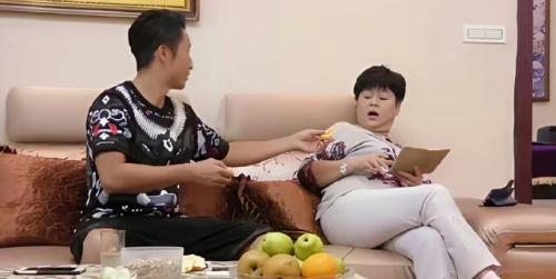 邹市明两度获得奥运会金牌，在岳母面前颇为卑微，这像是演的吗？

看看这两人的肢体