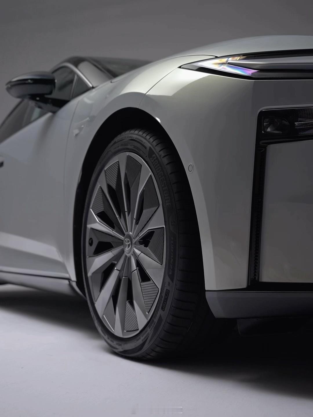 2026首测丰田豪华旗舰铂智7重新认识丰田式豪华丰田铂智7双腔空悬过坎超平顺，鸿