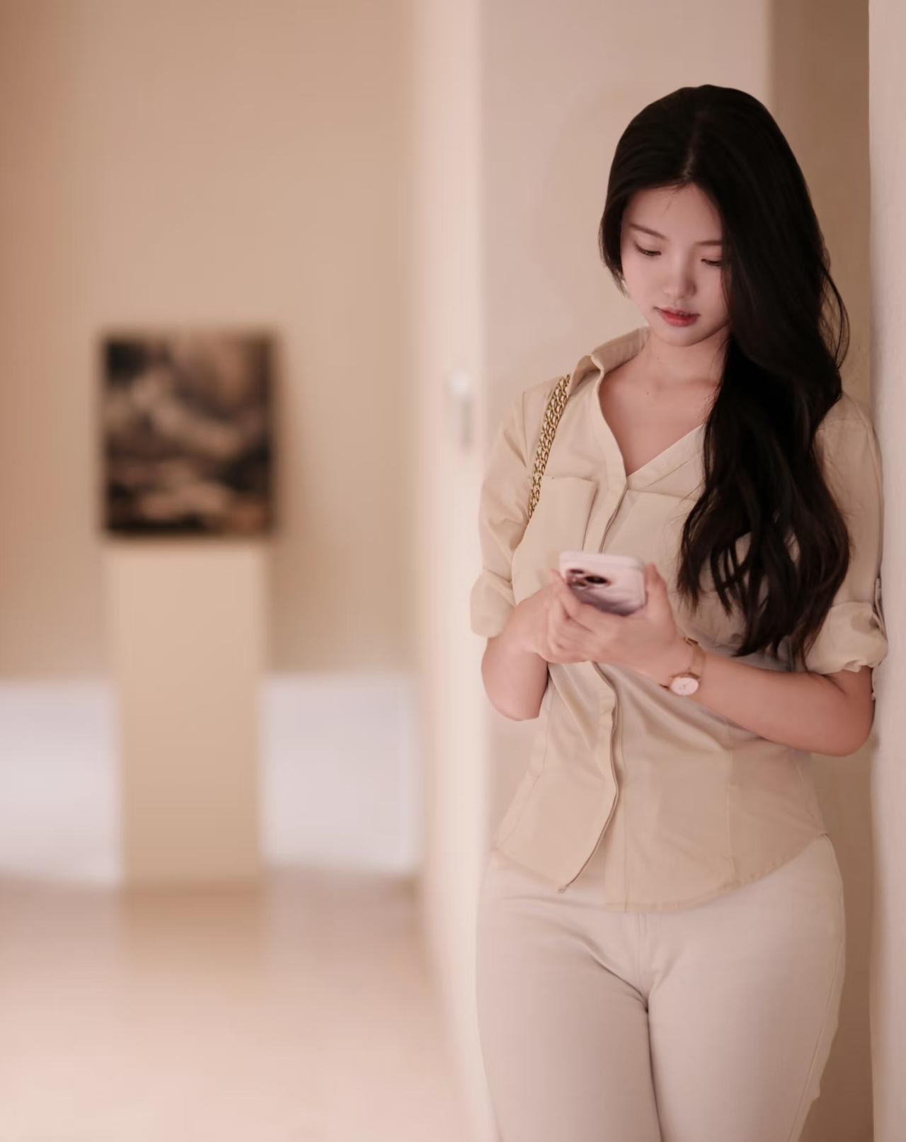 你是如何狠心背叛我的？
我曾把满心温柔都给你，
以为真心能换长久，
可你还是选择