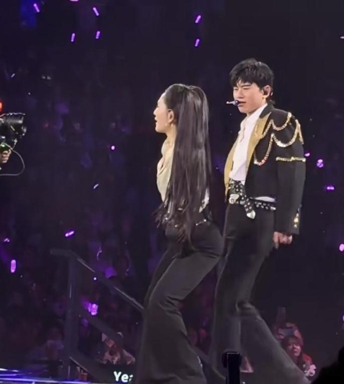 2025年末，张杰跨年演唱会在澳门威尼斯人综艺馆燃情开唱，谢娜惊喜现身，与张杰身