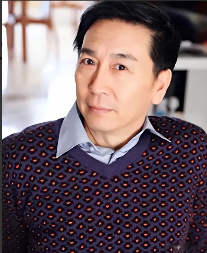 看到毕彦君一遍遍抄台词的习惯，  
突然就不觉得老戏骨的好演技是天生的。  
